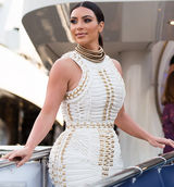 组图：卡戴珊镶金礼服显玲珑身段 秀百万订婚戒