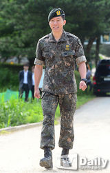 组图：韩星金武烈退伍 曾休长病假惹争议