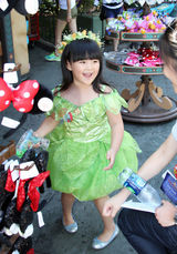 组图：王诗龄欢乐畅游迪士尼 扮花仙子可爱俏皮