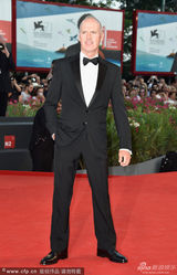 组图：威尼斯开幕 迈克尔-基顿光头帅气亮相