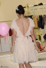 组图：章子怡纱裙宛如新娘 惊艳露背甜笑不止