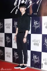 组图：玄彬走红毯人气旺 争相握手显亲和