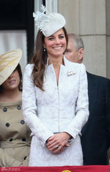 组图：英皇室齐聚为女王庆生 凯特威廉对视甜蜜