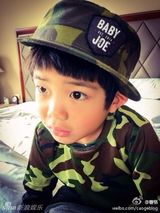 组图：曹格儿子变暖男 齐刘海可爱呆萌