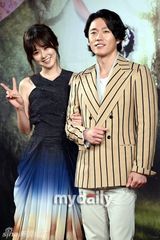 组图：《命运》发布会 张娜拉露美背性感亮相