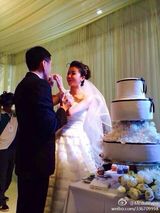 独家：孙菲菲结婚现场 与新郎幸福喂食