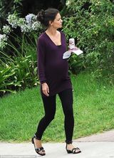 组图：前阿汤嫂挺大肚现身片场 穿休闲装变慈母