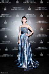 组图：倪妮出席活动 着蓝色抹胸长裙高贵典雅