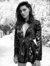 组图：《吸血鬼日记》狼女写真美艳 拥丛林狂野