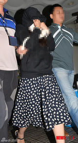 组图：威胁李秉宪女星送检察院 捂脸不见人