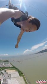 组图：邓丽欣为新歌拍MV挑战笨猪跳