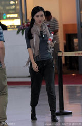 组图：田朴珺扎清秀麻花辫 一身潮装独来独往