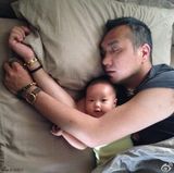 组图：黄觉乐当怪咖奶爸 儿子帅气女儿萌趣