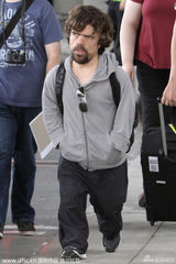 小恶魔彼特丁拉基现身机场 锁眉头心事重重(图)