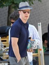 组图：卷福帅气绅士装演新片 与秃头德普演兄弟