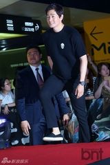 组图：韩星河智苑出席试映会 短裙露粗腿