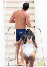 组图：赛琳娜比基尼度假 新欢情难禁手探浴巾