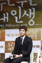 组图：宋慧乔粉嫩宣传新片 短裙落座险走光