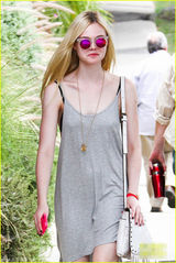 组图：艾丽-范宁休闲连身裙现身显青春时尚