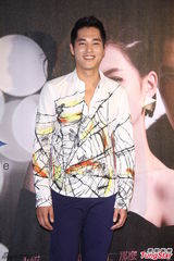 组图：蓝正龙婚后甜滋滋 安心亚大赞好男人