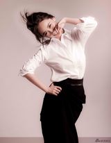 组图：李曼OL装秀S曲线 身姿灵动撩发甜笑