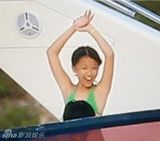 组图：陈奕迅妻子穿比基尼出海 首曝女儿泳装照
