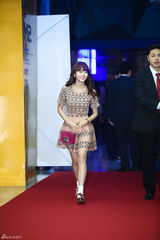 独家：金汎助阵《举报者》 戴小帽羞涩微笑