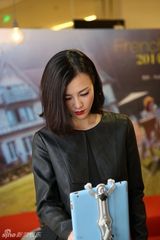 组图：刘孜出席法国时尚生活展 巴黎大片潮流范