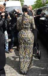 组图：金-卡戴珊推婴儿车外出 坎耶示意噤声