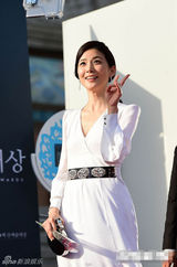 组图：李宝英白裙素雅显身段 比V卖萌戒指闪