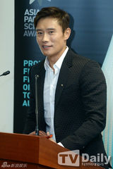 组图：李秉宪出席亚太电影节活动 捧回影帝奖杯