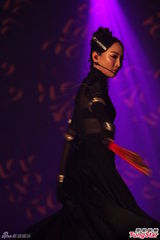 组图：萨顶顶开唱玩混音 透视黑衣性感挥扇