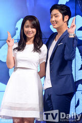 组图：《朝鲜神枪手》发布会 李准基变可爱侠客