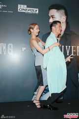 组图：吴雨霏当众脱浴袍露香肩 贺蓝奕邦加盟