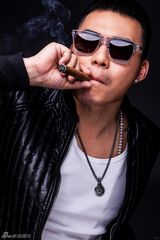 组图：王冠淇时尚写真演绎俏皮可爱硬汉