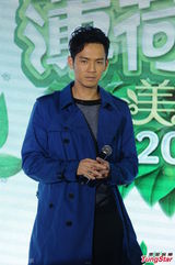 组图：钟汉良宝蓝风衣潇洒帅萌 大方分享健身经