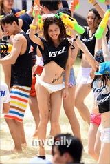 组图：GD水上乐园疯玩 水枪喷比基尼美女