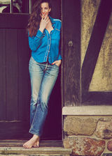 组图：丽芙-泰勒拍大片清新自然 开朗笑容明媚