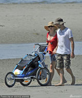 组图：凯特-温丝莱特产后携子散步 上围丰满身材臃肿