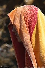 组图：比伯浴巾遮脸内裤全露 被保镖搀扶似妹子