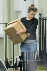 组图：同居！艾玛-沃特森与男友忙搬家共筑爱巢