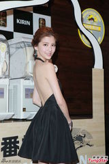 组图：吴千语性感大露背 称夏天到爱秀玉背