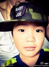 组图：曹格儿子变暖男 齐刘海可爱呆萌