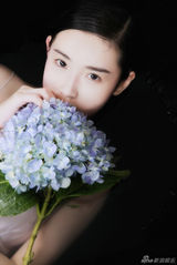 组图：张辛苑水中静态唯美大片 素颜瓷肌洁白