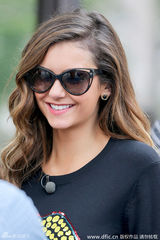 组图：妮娜-杜波夫获众化妆师伺候 粉丝围堵显风情万种