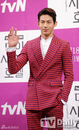 组图：刘仁娜出席发布会 高腰短裙秀美腿