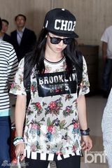 组图：韩星宋智孝回国 棒球帽展嘻哈时尚