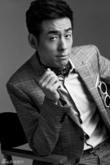 组图：演员刘欢黑白复古写真 演绎熟男绅士魅力
