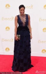 组图：艾美奖红毯 名嘴Alicia Quarles黑裙现身