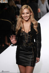 组图：杨幂清新装难掩丰满上围 遭韩国女星抢镜